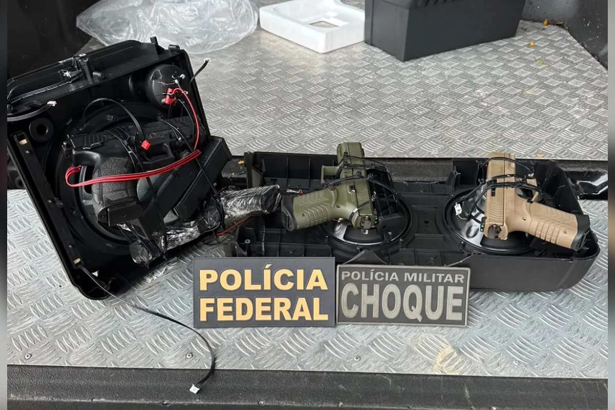 PF acha pistolas escondidas em caixa de som que seriam entregues à facção