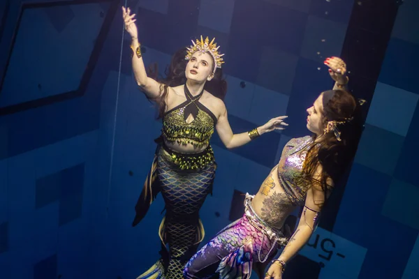 Mulheres disputam título de sereia na piscina mais profunda da Europa