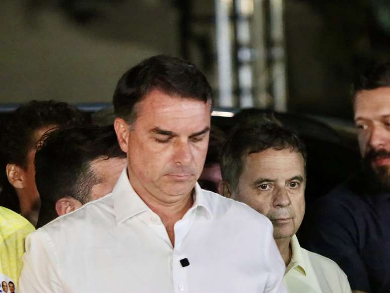 Flávio teria entrado a pé na Argentina e mudado planos de voo após notícia em portal argentino, diz TV