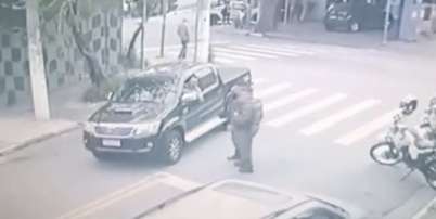 Policial atira e mata mulher em possível surto. Foto: Reprodução/Câmeras de segurança