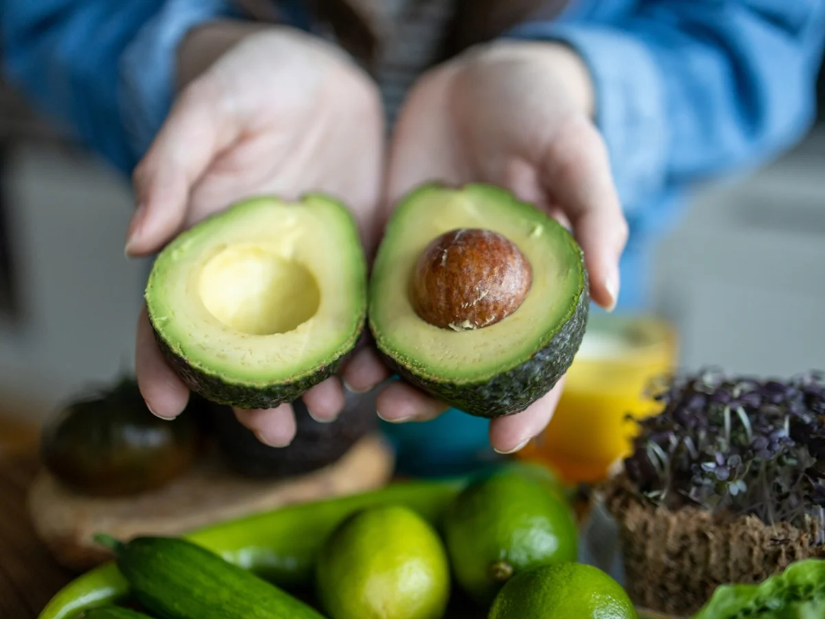 Comer abacate ajuda a dormir melhor naturalmente, revela nutricionista